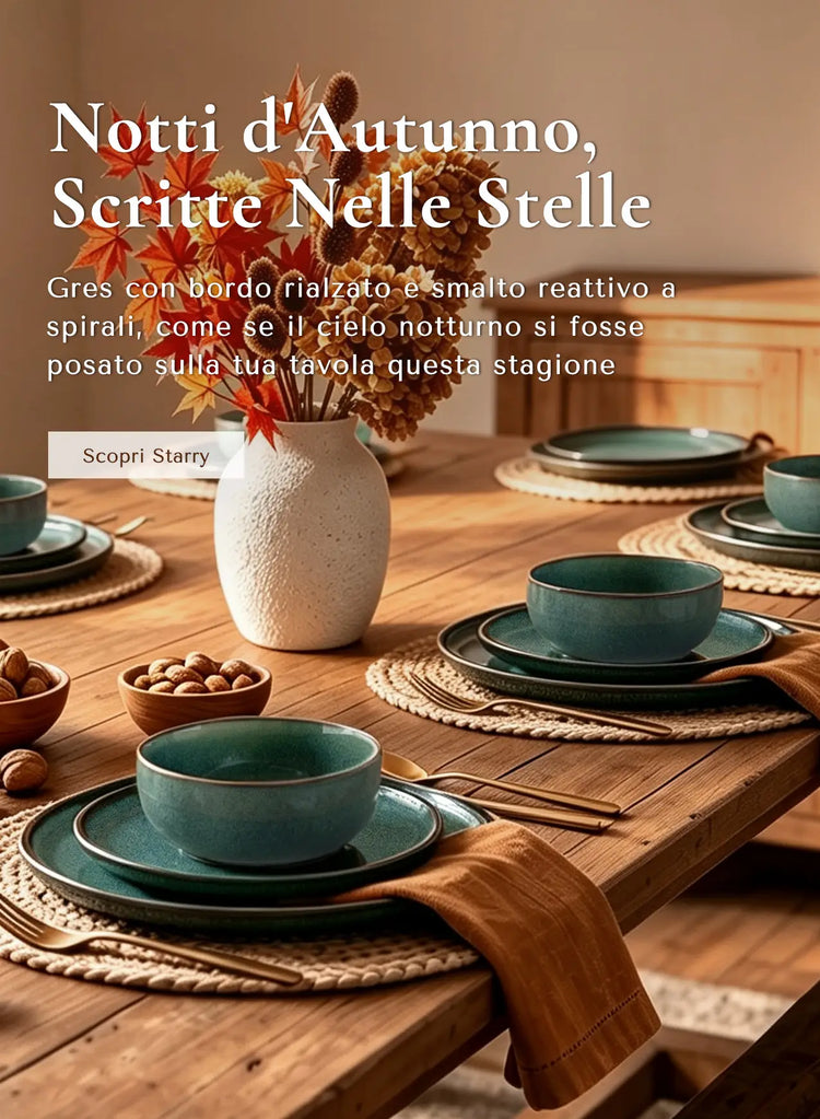 Una tavola apparecchiata con ciotole in ceramica verde acqua e piatti coordinati, tovagliette intrecciate, un vaso bianco con fiori d'autunno essiccati, e un testo promozionale in spagnolo sovrapposto alla scena.