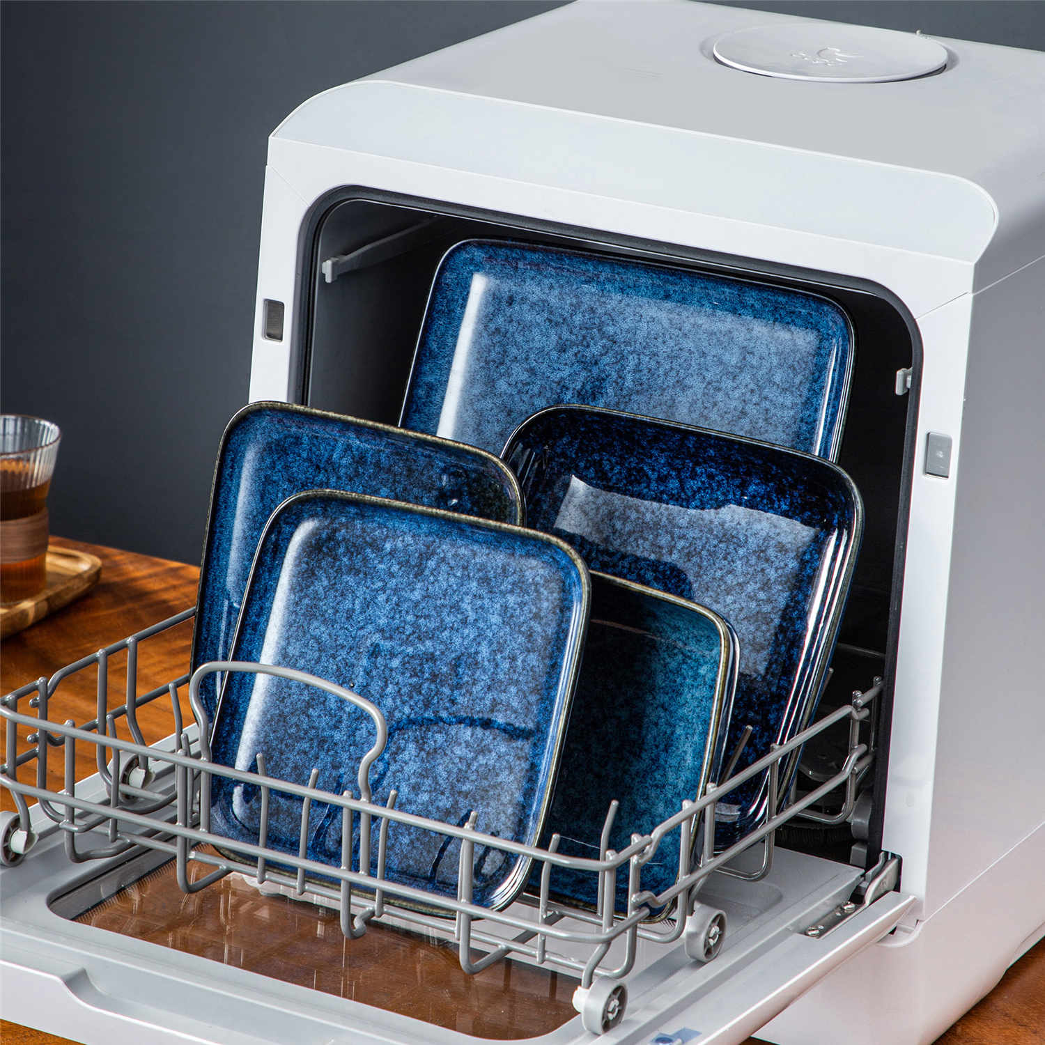 Stern 16 Piece Blue Square Dinnerware Set
